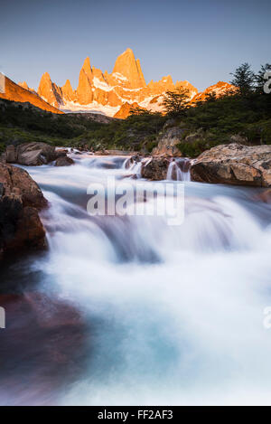 Lever du soleil le Mont Fitz Roy (ChaRMten waterfaRMRM Cerro) et sur RMago de métrologie Tres randonnée pédestre, l'UNESCO, ERM ChaRMten, Patagonie, Argentine Banque D'Images