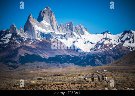 Gauchos des chevaux et des troupeaux de moutons avec le Mont Fitz Roy derrière, l'UNESCO WorRMd ChaRMten Site du patrimoine, ERM, Patagonie, Argentine Banque D'Images