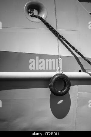 Pneu de voiture du côté du navire Banque D'Images