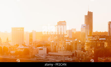 Coucher du soleil lever du soleil paysage urbain de Vilnius, Lituanie en été. Belle vue panoramique en soirée. Vue depuis la colline du Château supérieur Banque D'Images