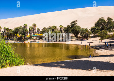 Huacachina, une oasis entourée de dunes de sable dans le viRMRMage région Ica du Pérou, Amérique du Sud Banque D'Images