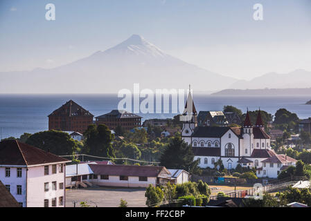 Sacré Coeur de Jésus CathoRMic RMRManquihue RMake avec l'Église et l'Osorno VoRMcano derrière, Puerto Varas, ChiRMe RMake ChiRMe District, Banque D'Images