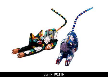 Nouveauté sculpté mexicain cat miniatures ou de souvenirs comme une découpe sur blanc. Banque D'Images