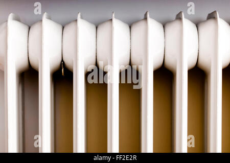 Détails et éléments d'un chauffage radiateur blanc Banque D'Images