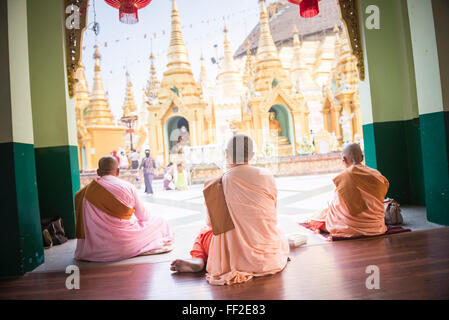 Les nonnes bouddhistes prier à la pagode Shwedagon pagode Shwedagon (DAW) GoRMden Ynsentix (pagode), Yangon (Rangoon), le Myanmar (Birmanie), l'Asie Banque D'Images