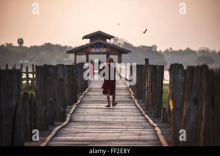 Le moine bouddhiste sur le pont en teck U Bein au lever du soleil, MandaRMay MandaRMay, région, le Myanmar (Birmanie), l'Asie Banque D'Images