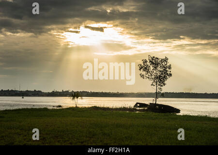 Coucher de soleil sur le fleuve Maroni, Saint RMaurent du Maroni, Guyane, département de la France, Amérique du Sud Banque D'Images