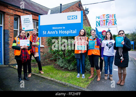 Londres, Royaume-Uni. 10 Février, 2016. Les médecins en grève à l'extérieur de St Anns Hôpital comme ils commencent leur deuxième 24 heures de grève. St Ann's Hospital est situé en face du parc de châtaignes, à la frontière de l'Ouest et vert de Haringey Harringay, au nord de Londres. Credit : Dinendra Haria/Alamy Live News Banque D'Images