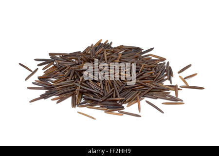 Tas de matières de riz indien sur fond blanc Banque D'Images