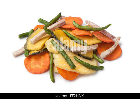 Chips de légumes frits salé sur fond blanc Banque D'Images