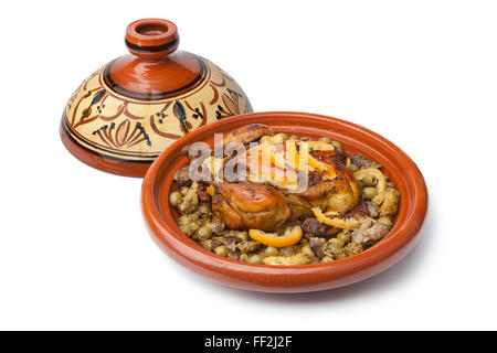 Tajine marocain traditionnel avec du poulet et du citron sur fond blanc Banque D'Images