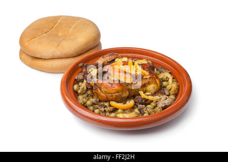 Tajine marocain traditionnel avec du poulet, de citron et de pain sur fond blanc Banque D'Images