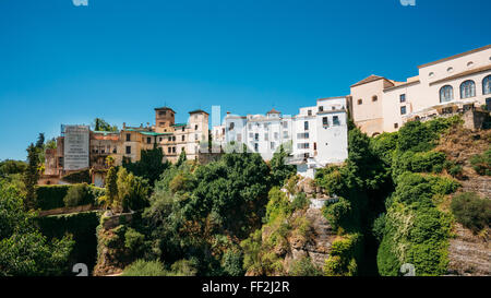 Ronda, Espagne - 19 juin 2015 : vue panoramique sur le Tajo de Ronda est une gorge creusée par la rivière rio Guadalevin, sur laquelle la ville O Banque D'Images