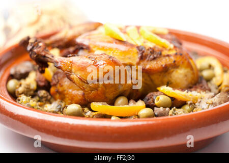 Plat traditionnel marocain avec du poulet et du citron sur fond blanc Banque D'Images