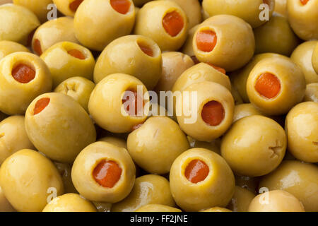 Olives vertes farcies au piment full frame Banque D'Images