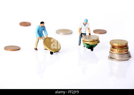 Deux disques durs travailleurs miniature d'euros dans une brouette Banque D'Images