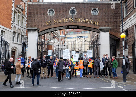 Les médecins forment une ligne de piquetage au St Mary's Hospital, Londres Banque D'Images