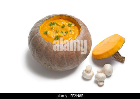 Soupe de potiron aux champignons servi dans une courge Hubbard sur fond blanc Banque D'Images