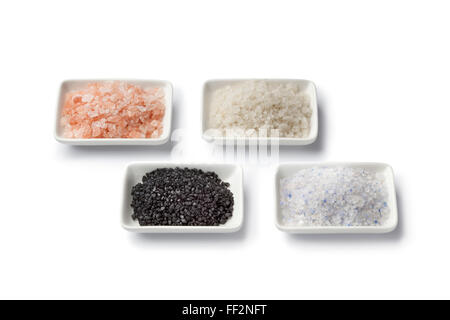 Quatre différents types de sel dans les plats blanc close up Banque D'Images