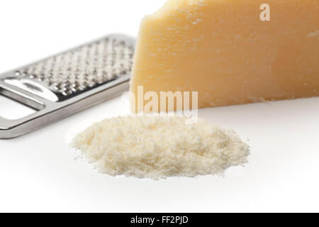 Partie et parmesan râpé sur fond blanc Banque D'Images