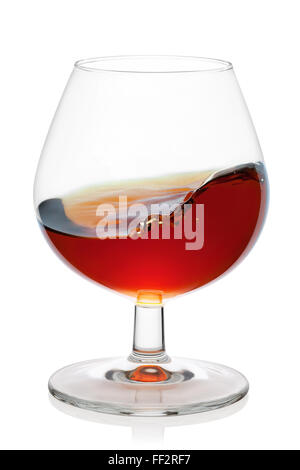 Verre verre à Cognac splash, isolé sur le fond blanc, chemin de détourage inclus. Banque D'Images