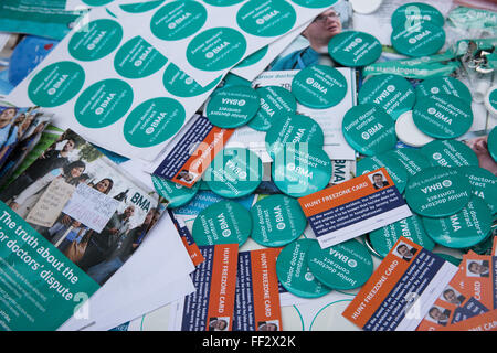 Londres, Royaume-Uni. 10 février 2016. Badges et autocollants distribués par les médecins sur la ligne de piquetage à l'extérieur de l'University College London Hospital au cours de leur deuxième grève de 24 heures. Credit : Mark Kerrison/Alamy Live News Banque D'Images