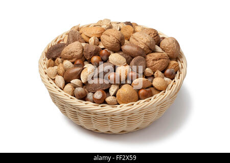 Panier de noix mélangées sur fond blanc Banque D'Images