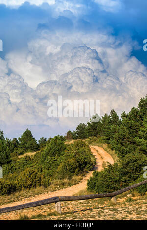 Formation de tempête dans les Pyrénées derrière la route en haut de montsec Banque D'Images