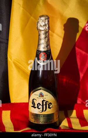 Une bouteille de bière Leffe blonde de Belgique. La blonde ale est d'une abbaye belge. Banque D'Images