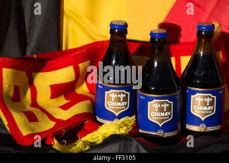 Bouteilles de Chimay bière bleu à partir de la Belgique. La bière trappiste est brassée à l'Abbaye de Scourmont. Banque D'Images