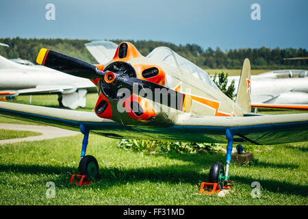 Le Bélarus, de BOROVAYA - June 04, 2014 : le Yakovlev Yak-18 (JAK-18, OTAN Max) était une unité militaire de deux sièges en tandem p Banque D'Images