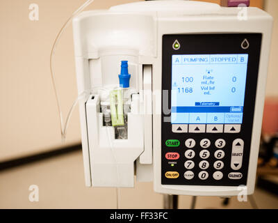 Photo de la pompe à perfusion intraveineuse perfusion IV matériel médical dans une chambre d'hôpital Banque D'Images