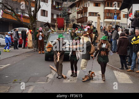 Beckum, Allemagne. 9e février 2016. Le carnaval traditionnel de Nova Levante a lieu dans la place de la ville. Credit : Anca Emanuela Bistrita/Alamy Live News Banque D'Images