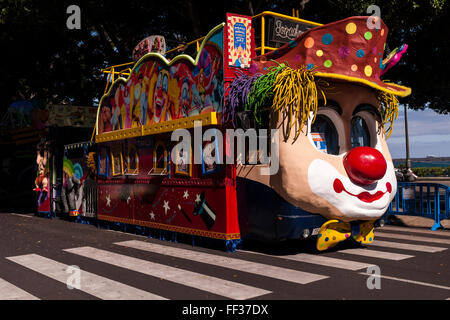 Tenerife, Espagne, 9 février 2016. Des danseurs, des fanfares et autres caractères qui prennent part à la parade du Mardi Gras, Carnaval mardi à Santa Cruz, Tenerife, Canaries, Espagne. Banque D'Images