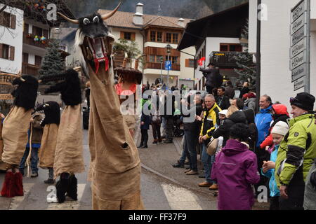 Beckum, Allemagne. 9e février 2016. Le carnaval traditionnel de Nova Levante a lieu dans la place de la ville. Credit : Anca Emanuela Bistrita/Alamy Live News Banque D'Images