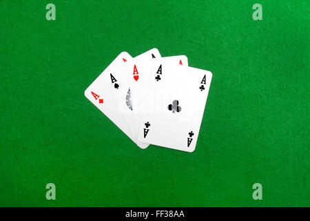 Quatre d'une sorte aces poker, sur fond vert. Banque D'Images