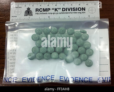 Photo de faux comprimés d'OxyContin 'Oxy80s' contenant du fentanyl en sachet de preuves publiées par la Gendarmerie royale du Canada en Alberta, après la mort de plus de 600 Canadiens entre 2009 et 2014 et plus de 200 personnes au cours des neuf premiers mois de 2015 en Alberta seulement. Voir la description pour plus d'informations. Banque D'Images