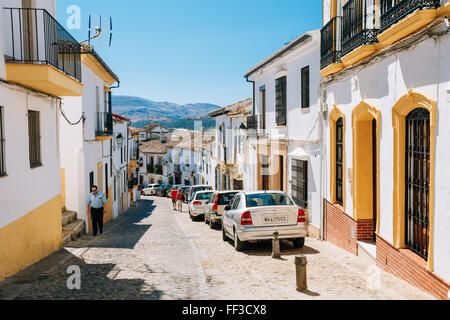 Ronda, Espagne - 19 juin 2015 : blanc typique de la rue Ronda, Malaga, Espagne. Rue étroite andalou avec des barreaux aux fenêtres Banque D'Images