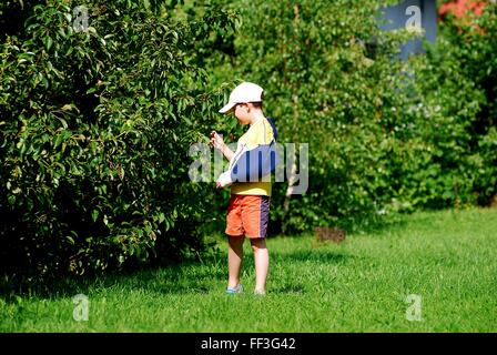 garçon au jardin Banque D'Images