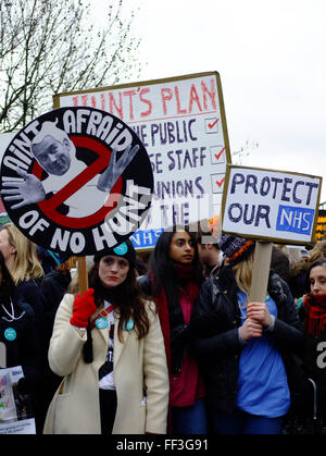 Londres, Royaume-Uni. 10 fév, 2016. Les médecins en grève de la route sur un piquet à l'extérieur de l'hôpital St Thomas à Londres. Crédit : Jay/Shaw-Baker Alamy Live News Banque D'Images