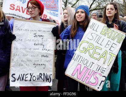 Londres, Royaume-Uni. 10 fév, 2016. Les médecins en grève de la route sur un piquet à l'extérieur de l'hôpital St Thomas à Londres. Crédit : Jay/Shaw-Baker Alamy Live News Banque D'Images