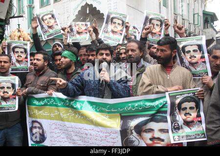 Les partisans du Front de libération du Jammu-et-Cachemire ( J K LF) crier des slogans pendant le rallye d'Saraibala à Lal Chowk, exige la fin de la dépouille de Bhat et Guru a essayé de marcher vers Lal Chowk lorsqu'un important contingent de forces de police et ont bouclé près d'Amira Kadal Bridge Crédit : Basit zargar/Alamy Live News Banque D'Images