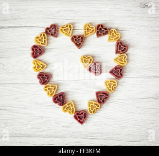 Saint Valentin coeur fait d'adorables des pâtes. Le jour de la Saint-Valentin. Thème de l'alimentation. Symbole de l'amour. Banque D'Images