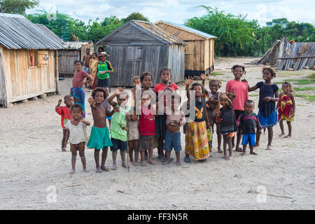 Les enfants dans le Camp pénal Ranomainty, Fort Dauphin, la province de Toliara, Madagascar Banque D'Images