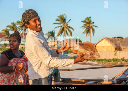 Pêcheur malgache montrant ses prises, Morondava, la province de Toliara, Madagascar Banque D'Images