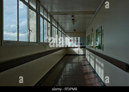 L'intérieur de la maintenant fermée Hôpital Queen Elizabeth II, Welwyn Garden City, Hertfordshire, Royaume-Uni Banque D'Images