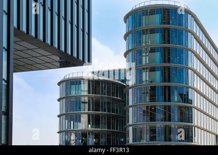 Façade en verre, port des Médias, Düsseldorf, Rhénanie du Nord-Westphalie, Allemagne Banque D'Images