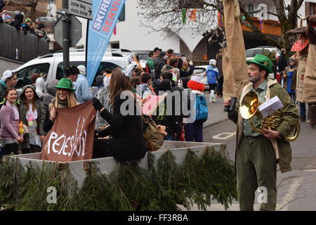 Beckum, Allemagne. 9e février 2016. Le carnaval traditionnel de Nova Levante a lieu dans la place de la ville. Credit : Anca Emanuela Bistrita/Alamy Live News Banque D'Images