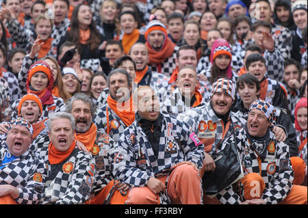 Ivrea, Italie. 09Th Feb 2016. La zone piétonne de lanceurs de l'équipe orange 'Scacchi" (Chess) posent pour une photo pendant la Bataille des Oranges qui a lieu chaque année au cours de l'Ivrée Carnaval. Credit : Nicolò Campo/Pacific Press/Alamy Live News Banque D'Images