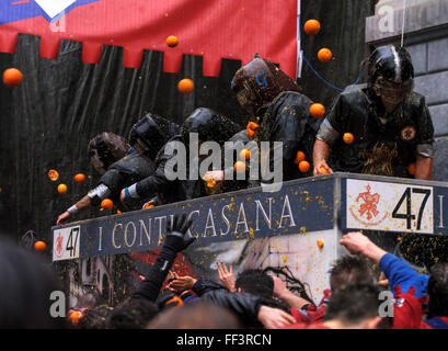 Ivrea, Italie. 09Th Feb 2016. Lanceurs sur Orange panier lutte pendant la Bataille des Oranges qui a lieu chaque année au cours de l'Ivrée Carnaval. Credit : Nicolò Campo/Pacific Press/Alamy Live News Banque D'Images